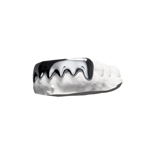 Grillz Blok – six dents recouvertes d'un bloc continu, effet drip argent, vue 3/4