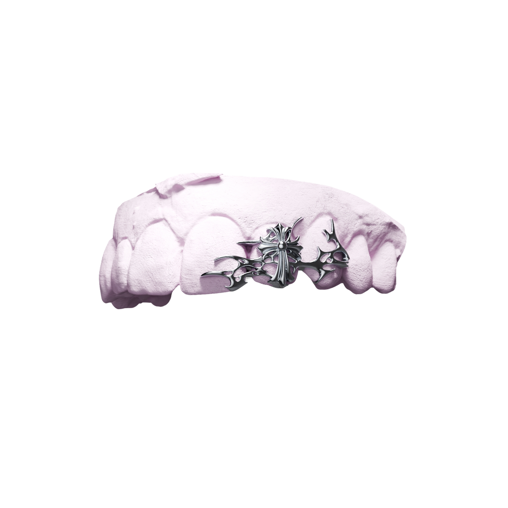 Grillz Croix Chrome Fusion – croix dans structure tribale sur 3 dents, argent, vue 3/4